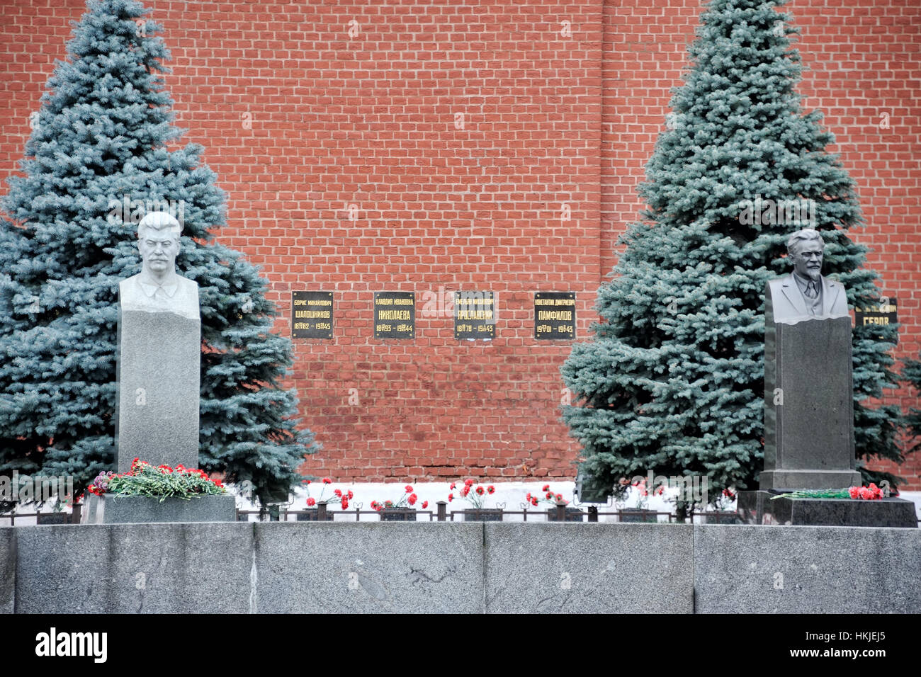 = Gräber von Stalin und Kalinin = Gräber von Josef Stalin (auf der linken Seite) und Mikhail Kalinin (rechts) in der Nekropole an der Kremlmauer auf rot Futtertrog Stockfoto