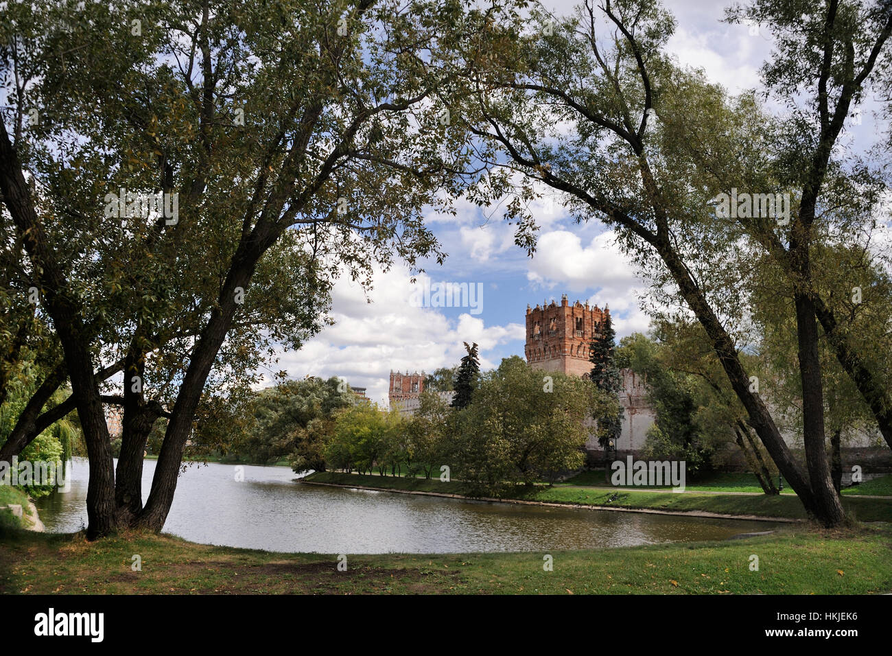 = Nowodewitschi Bolschoi Teich umrahmt von Bäumen = schöne Sommer Moskau Scentery im Park "Nowodewitschi Teiche" 1957 mit dem Blick auf die Bol gegründet Stockfoto