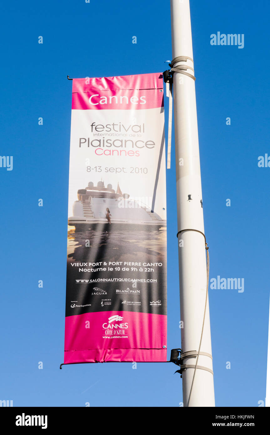Werbung auf einen Laternenpfahl für das Internationale Festival De La Plaisance, Cannes Stockfoto