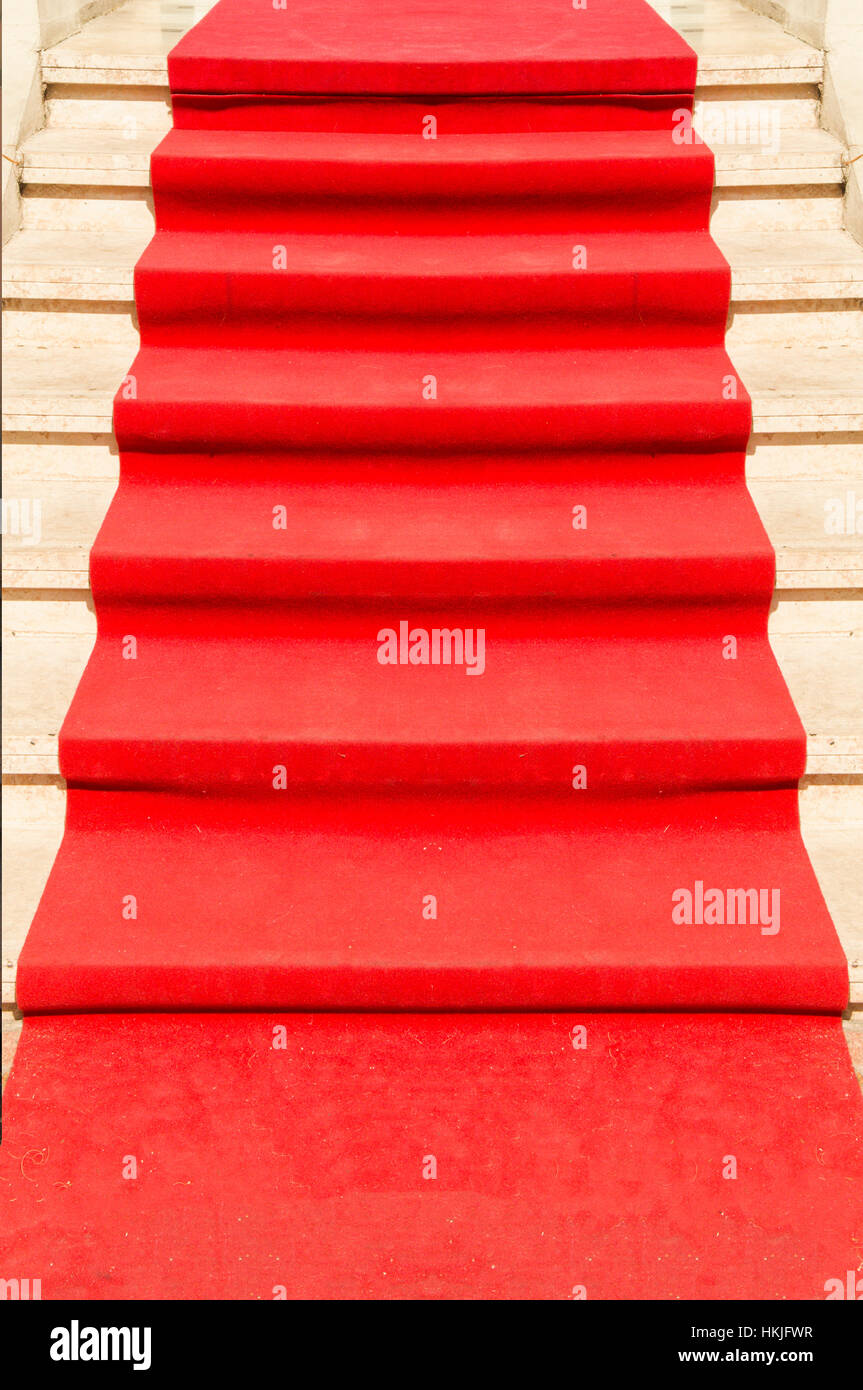 Roter Teppich auf Treppe Stockfoto