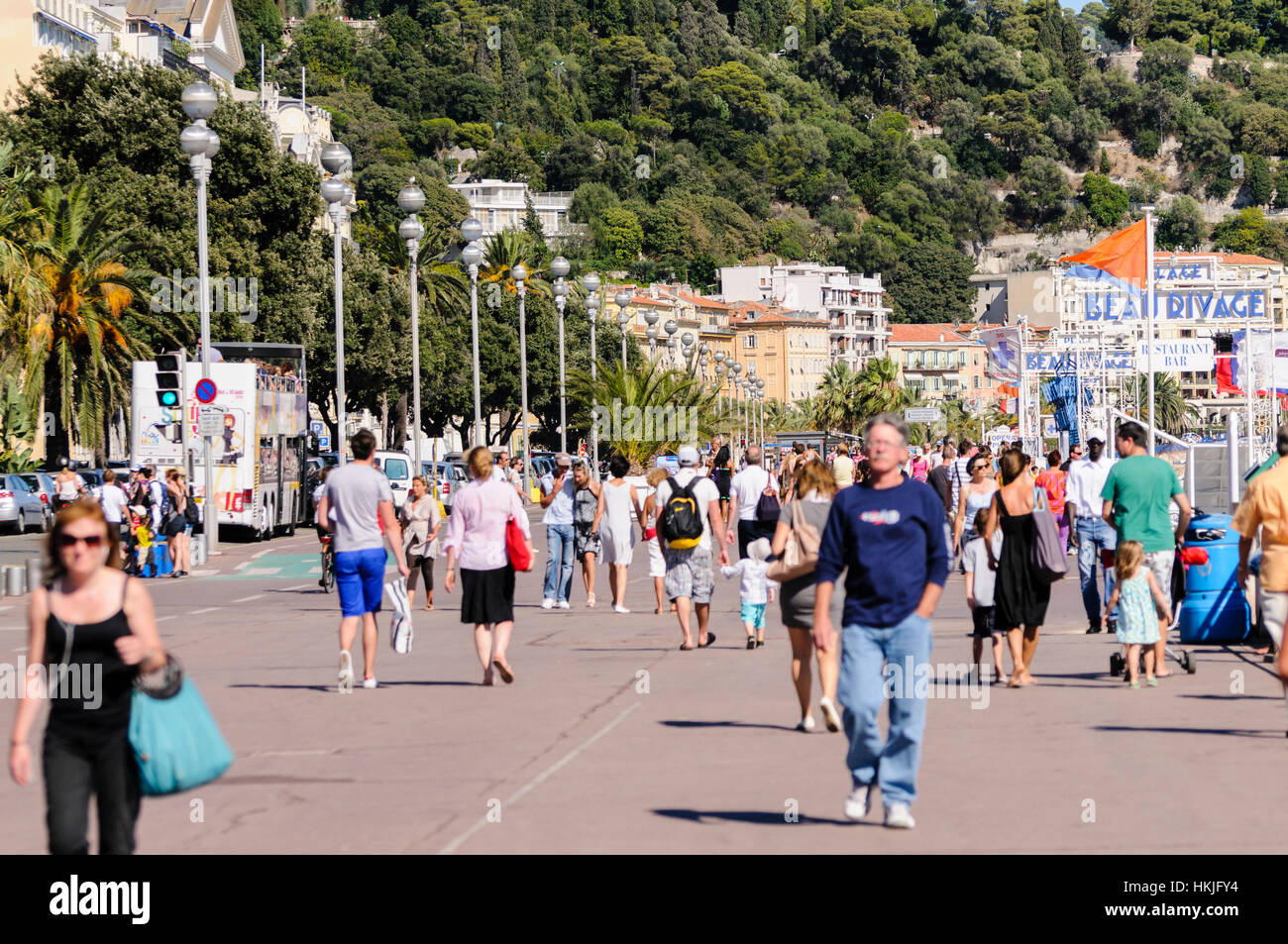 Massen von Menschen zu Fuß entlang der Promenade, Nizza, Frankreich. Stockfoto