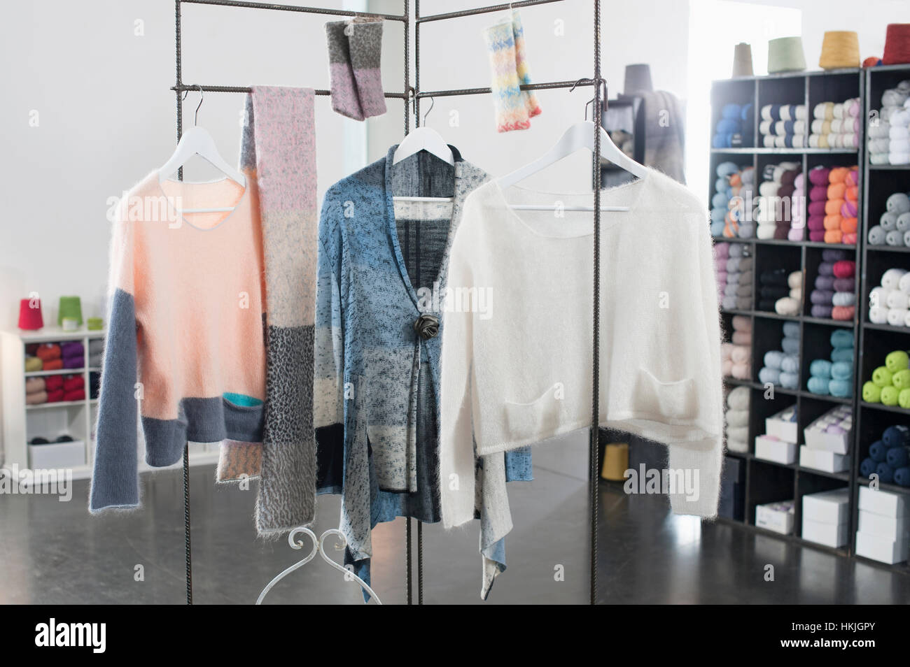 Handgefertigte Wollkleidung zum Verkauf im Bekleidungsgeschäft, Bayern, Deutschland Stockfoto