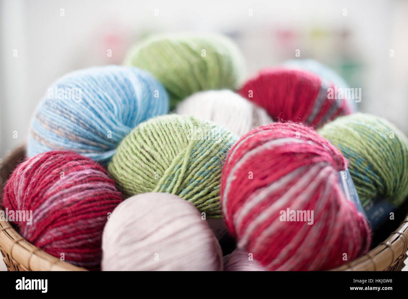 Kugeln aus Wolle im Korb, Bayern, Deutschland Stockfoto