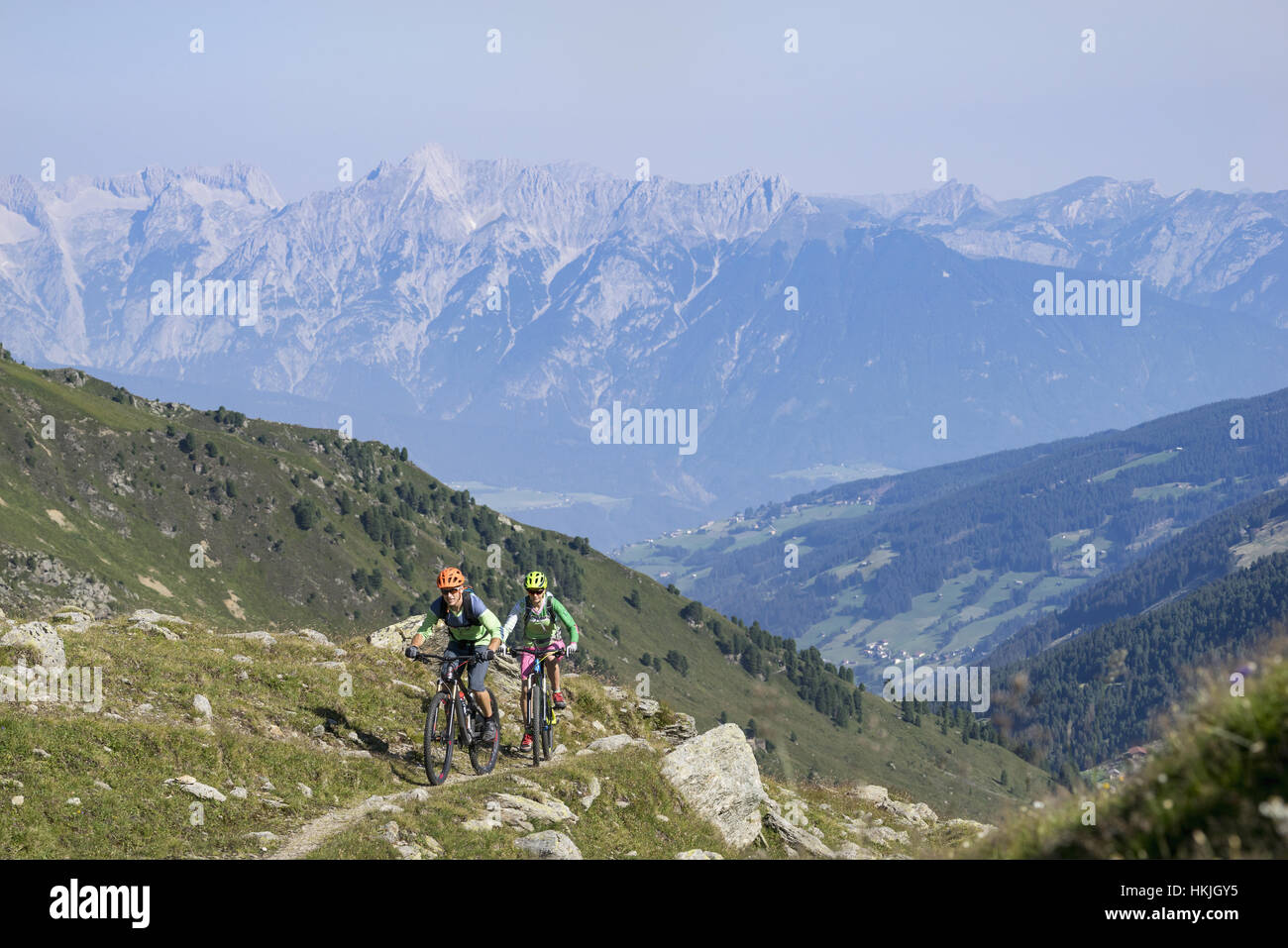 Zwei Mountain-Biker-Freunde fahren bergauf, Zillertal, Tirol, Österreich Stockfoto