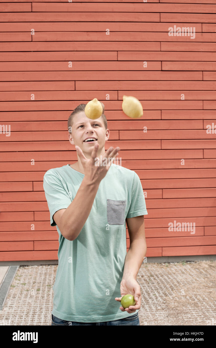 Junger Mann Jonglieren mit Zitronen, Bayern, Deutschland Stockfoto