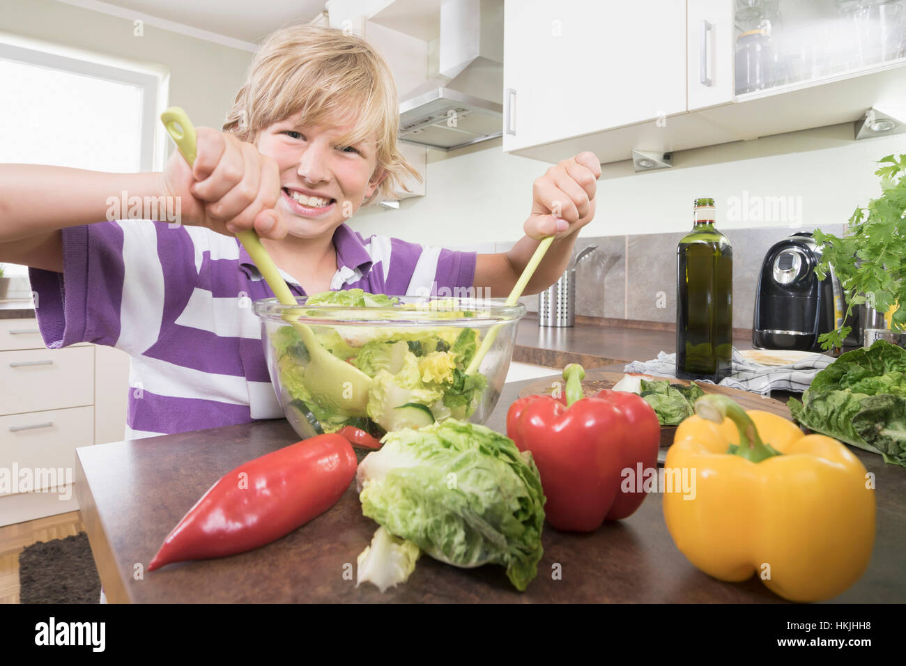 Portrait eines jungen bereitet Salat in Küche, Bayern, Deutschland Stockfoto