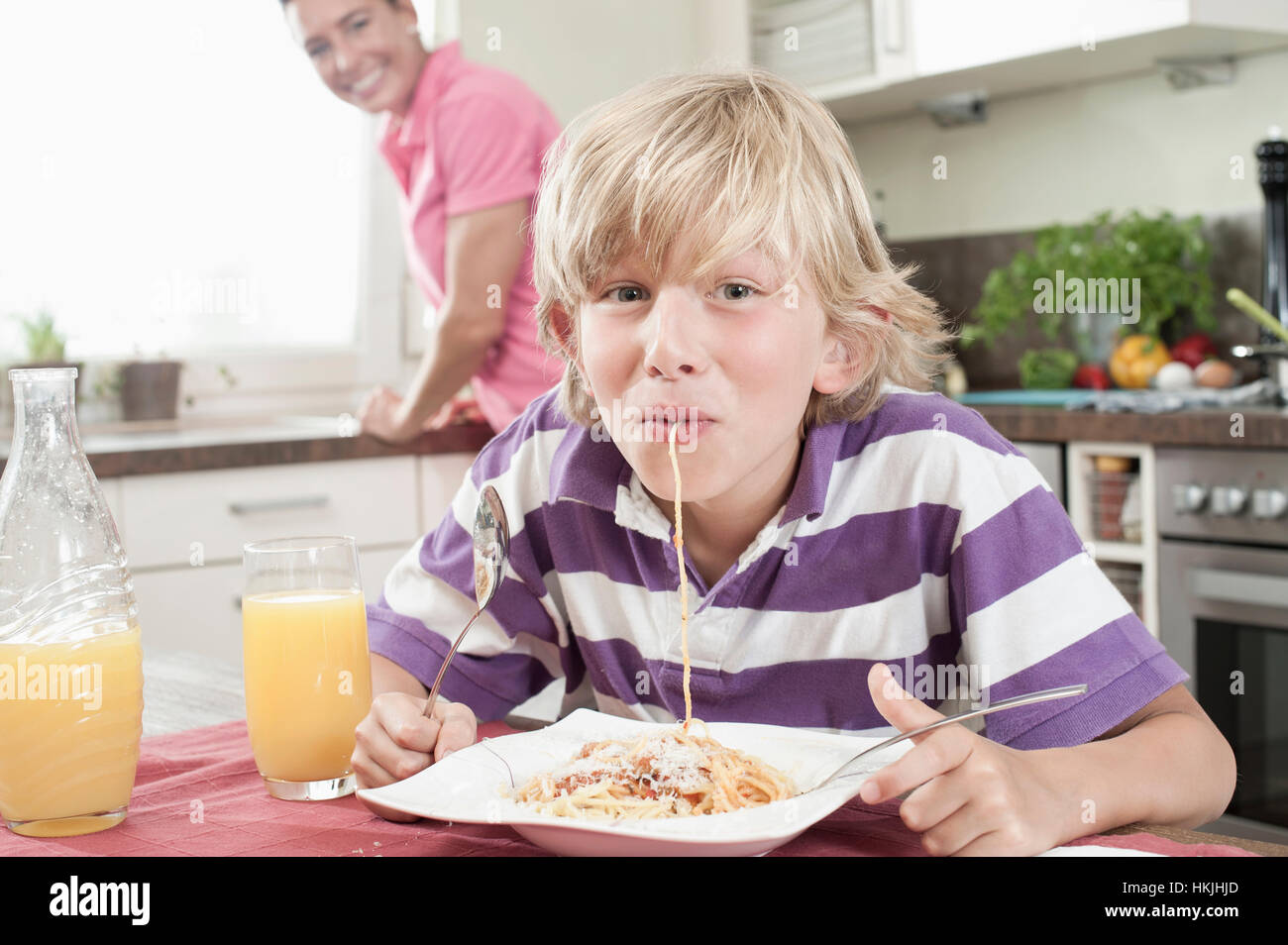 Portrait eines jungen Essen Spaghetti, Bayern, Deutschland Stockfoto