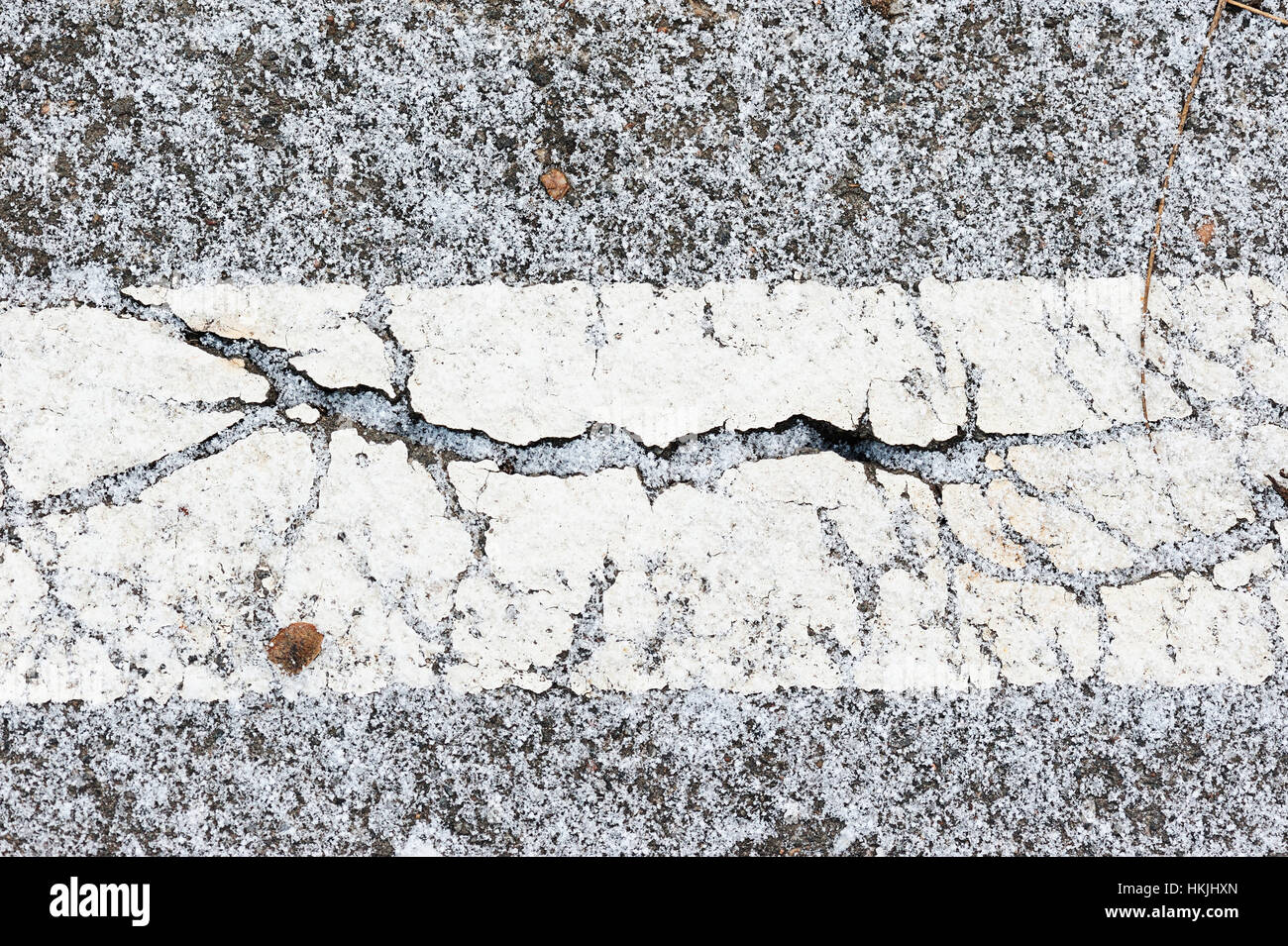 Crack auf Asphalt unter dem Schnee im winter Stockfoto