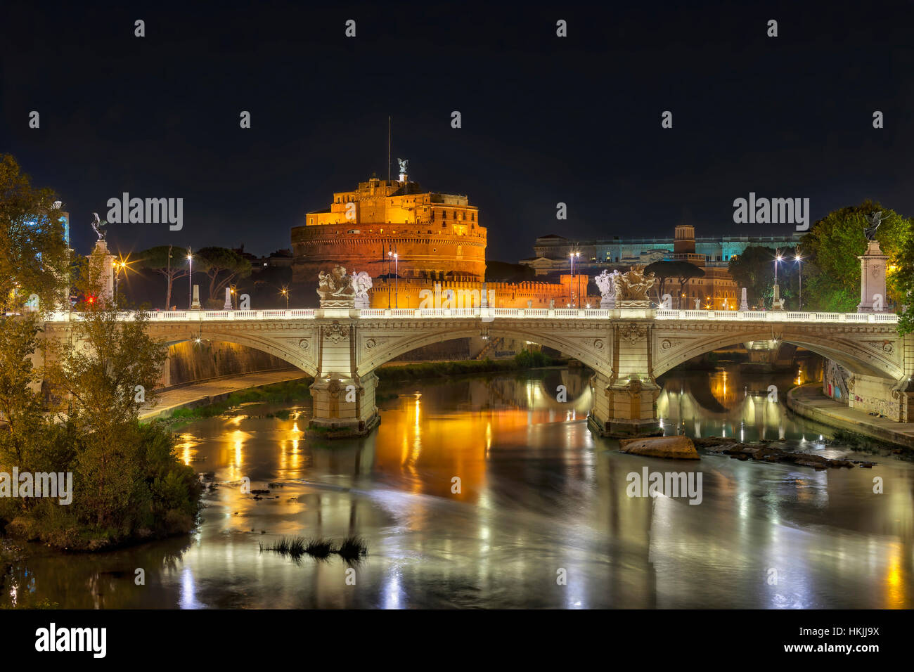 Brücke und Ponte SantAngelo beleuchtet in der Nacht, Rom, Italien Stockfoto