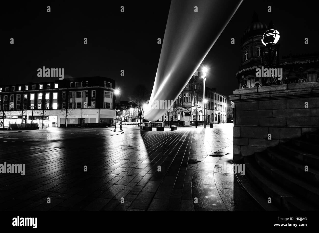 Der Rumpf Blade Skulptur in der Nacht in Königin Victoria square eine Band quer durch die Stadt Stockfoto