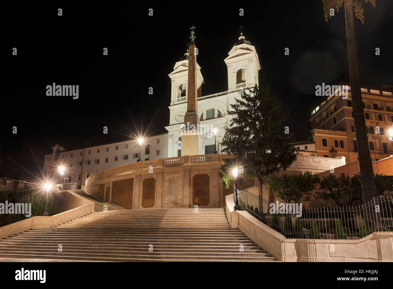 Spanische Treppe mit Kirche leuchtet in der Nacht, Piazza di Spagna, Rom, Italien Stockfoto