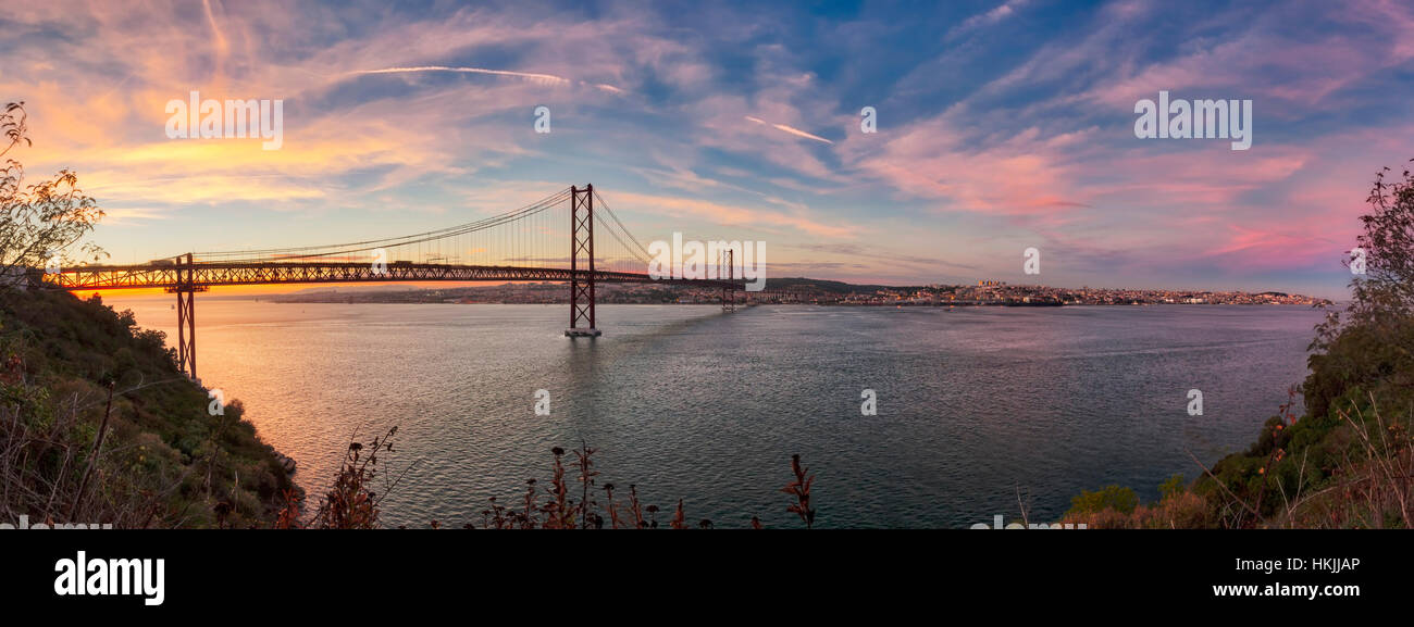 Brücke über den Fluss, am 25. April Brücke, Tejo, Lissabon, Portugal Stockfoto