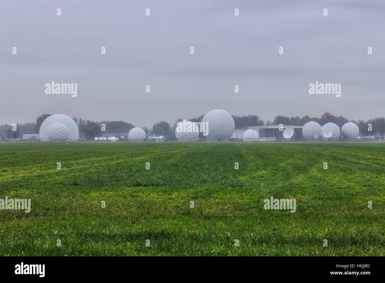 Radarkuppel gegen bewölkten Himmel bei Bad Aibling Station, Bayern, Germany Stockfoto