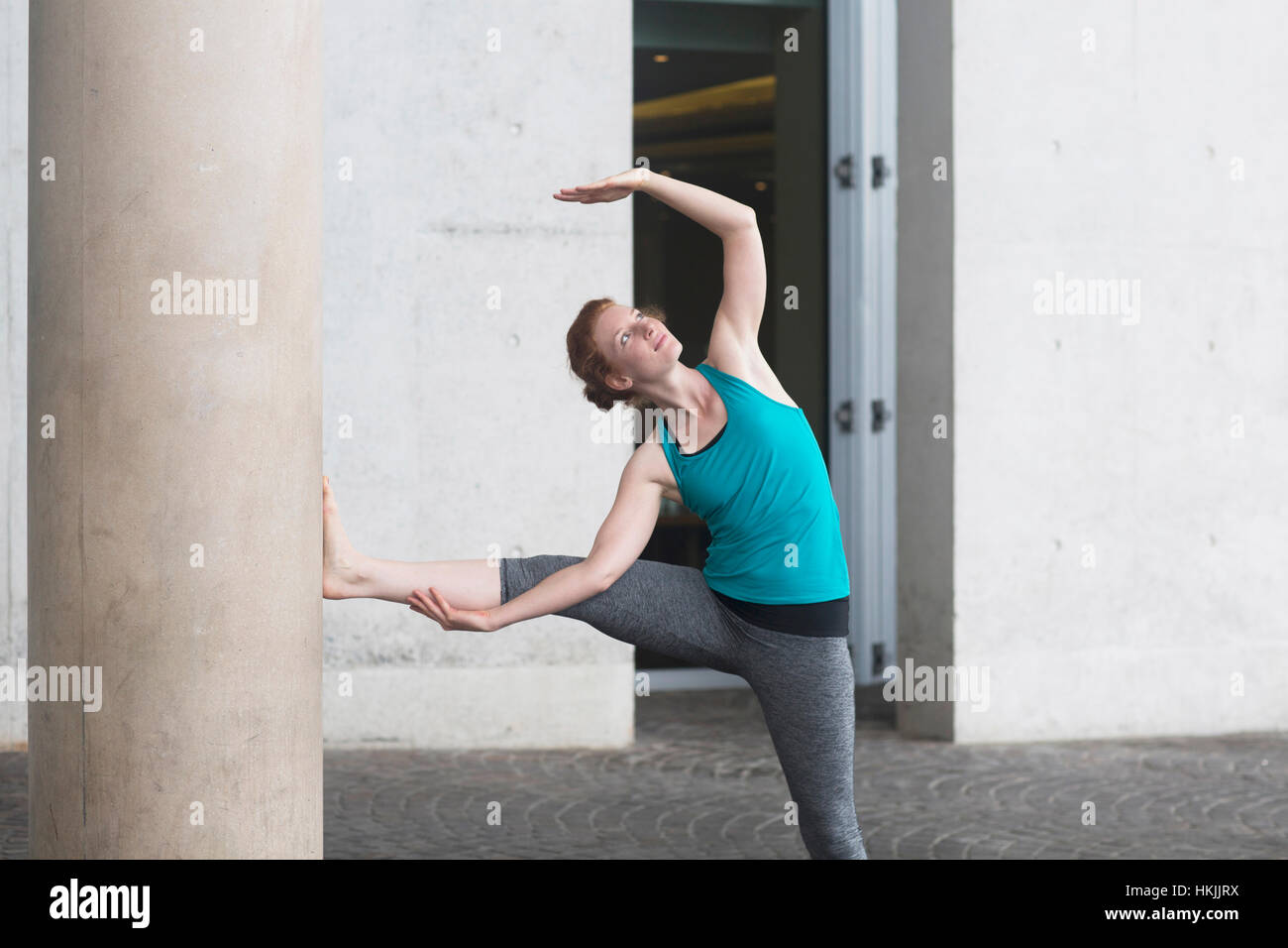 Junge Frau beim Yoga in Großstadt, Freiburg Im Breisgau, Baden-Württemberg, Deutschland Stockfoto