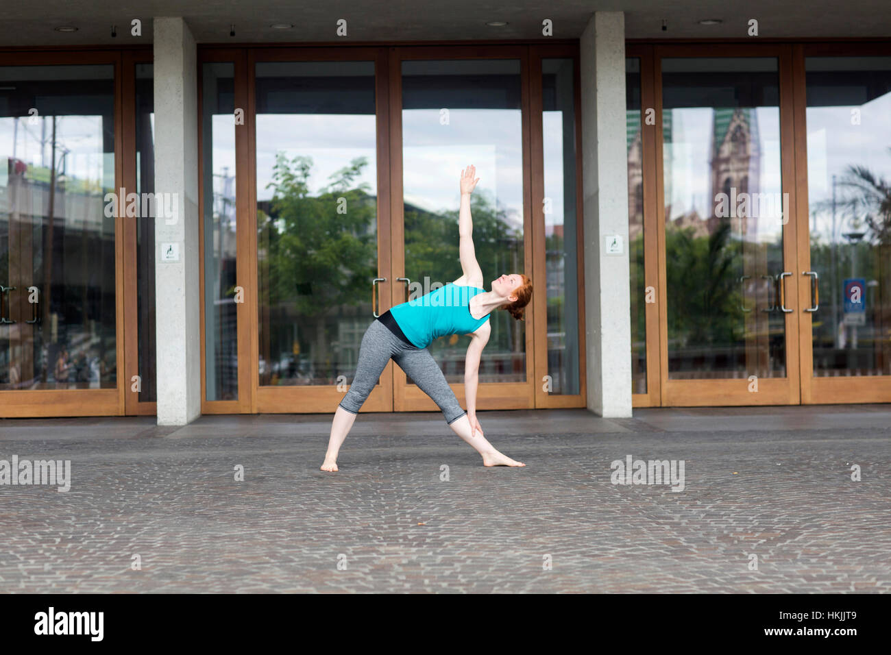 Junge Frau beim Yoga in Großstadt, Freiburg Im Breisgau, Baden-Württemberg, Deutschland Stockfoto