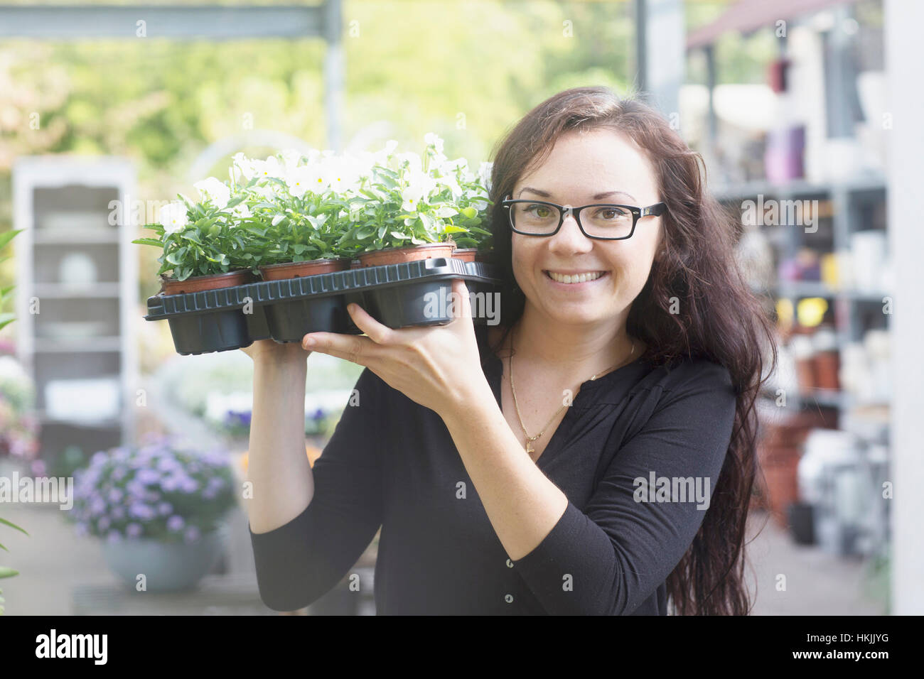 Glückliche junge Frau, die Arbeit im Garten, Freiburg Im Breisgau, Baden-Württemberg, Deutschland Stockfoto