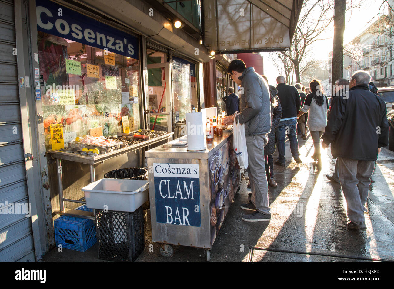 NEW YORK CITY - 28. Dezember 2013: Fischmarkt auf der Straße von Arthur Avenue, Little Italy in der Bronx New York. Stockfoto