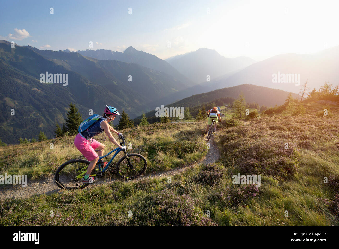 Zwei Mountainbiker Reiten auf Hügel in alpiner Landschaft, Zillertal, Tirol, Österreich Stockfoto