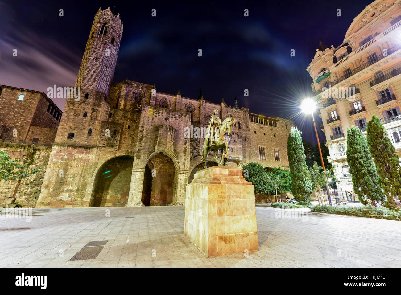 Ramon Berenguer III Graf von Barcelona / Statue von Ramon Berenguer III (1086-1131) auf dem gleichnamigen Platz in der Nacht. Im Hintergrund der Kapelle des Stockfoto