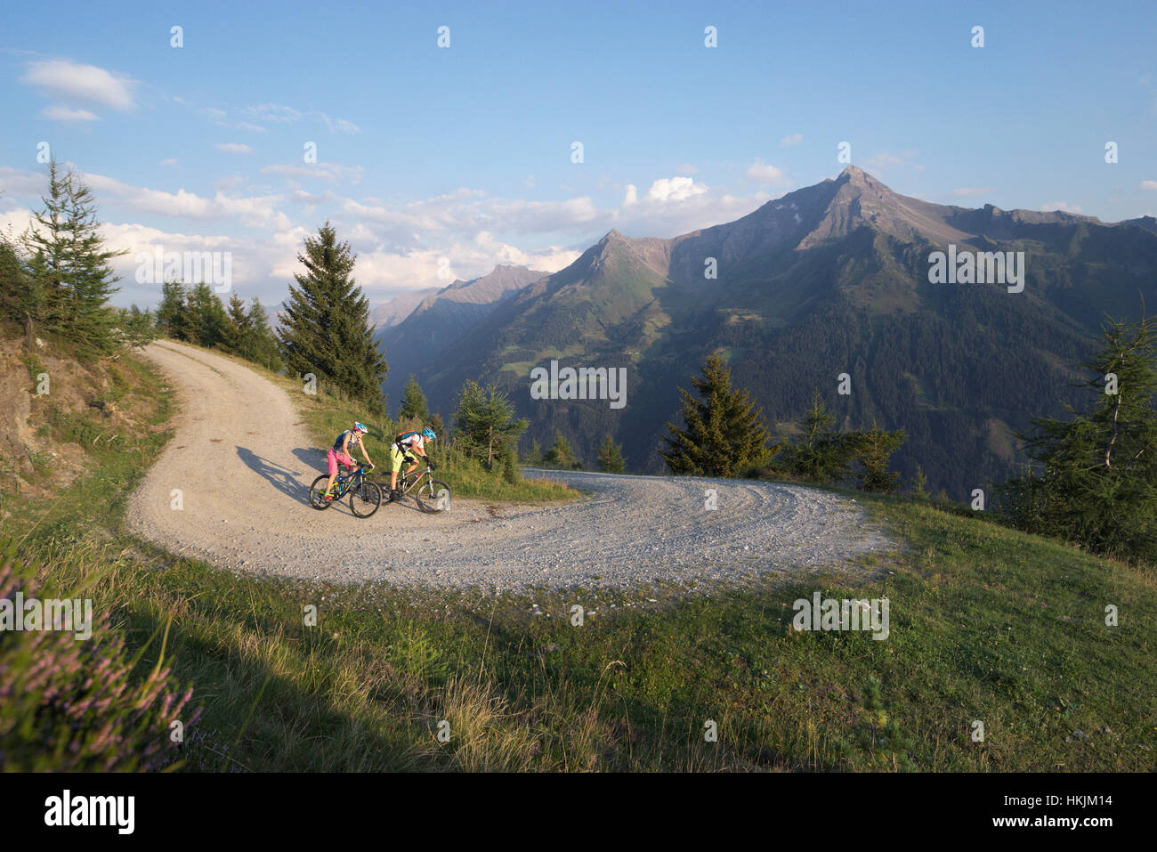 Zwei Mountainbiker fahren auf unbefestigten verfolgen in alpiner Landschaft, Zillertal, Tirol, Österreich Stockfoto