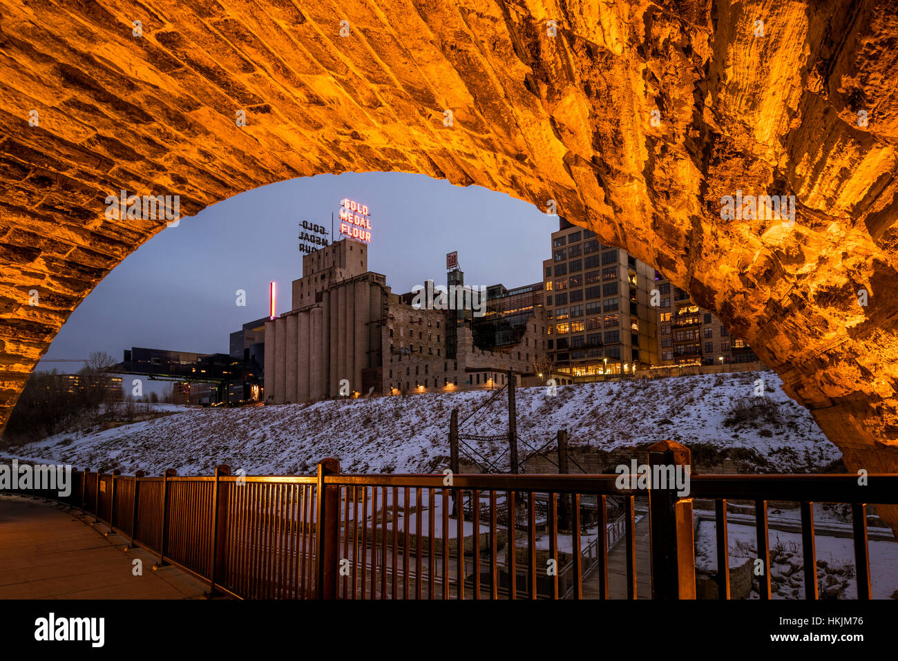 Goldmedaille Blume Zeichen auf dem Mühlenmuseum Stadt umrahmt von Stone Arch Bridge in der Innenstadt von Minneapolis, Minnesota. Stockfoto