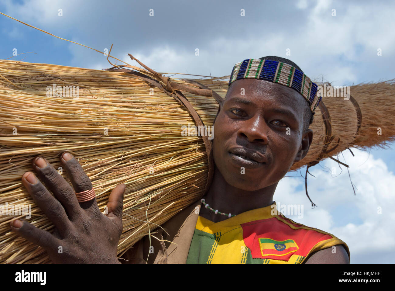 Ari Stamm Menschen in traditioneller Kleidung am Markt, Jinka, Süd-Omo, Äthiopien Stockfoto