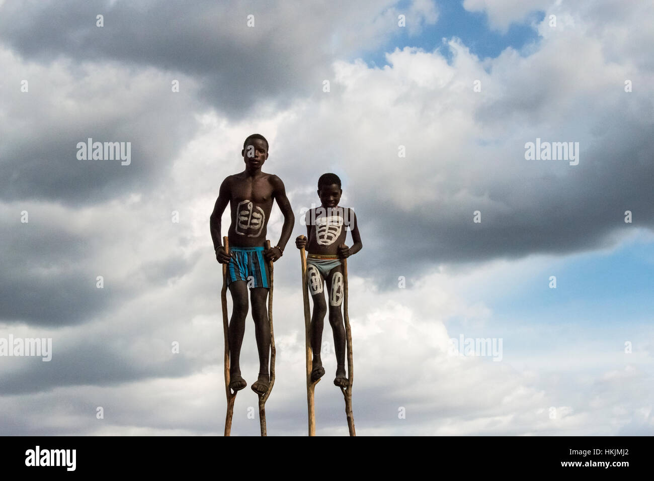 Ari Stamm Menschen in traditioneller Kleidung stehen auf Stelzen, Jinka, South Omo, Äthiopien Stockfoto