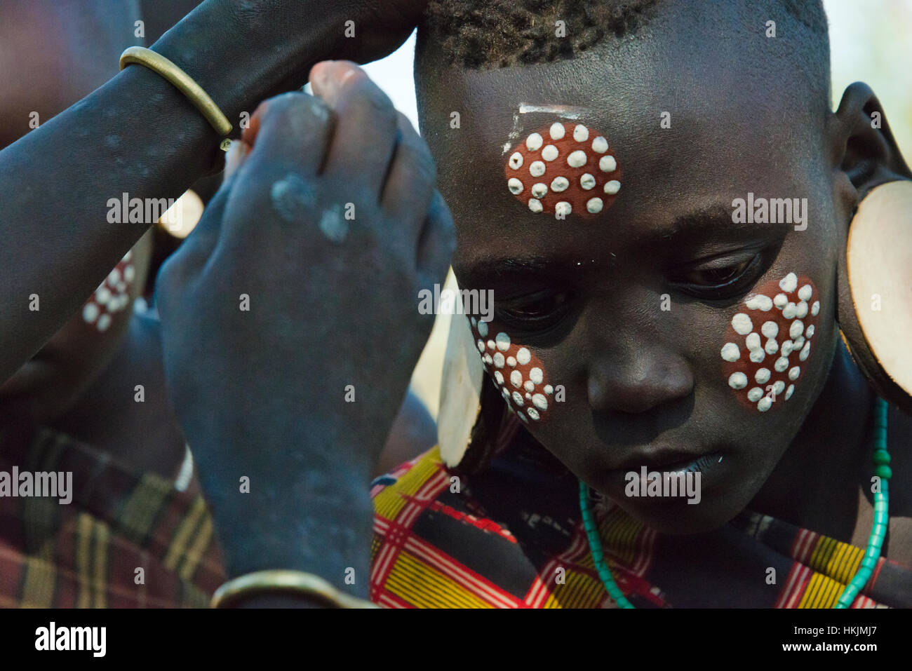 Mursi Stamm Menschen Malerei Gesicht, Mursi Dorf, Süd-Omo, Äthiopien Stockfoto
