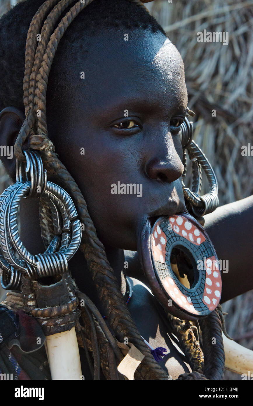 Mursi Stamm Menschen mit Mundlochplatte, Mursi Dorf, Süd-Omo, Äthiopien Stockfoto