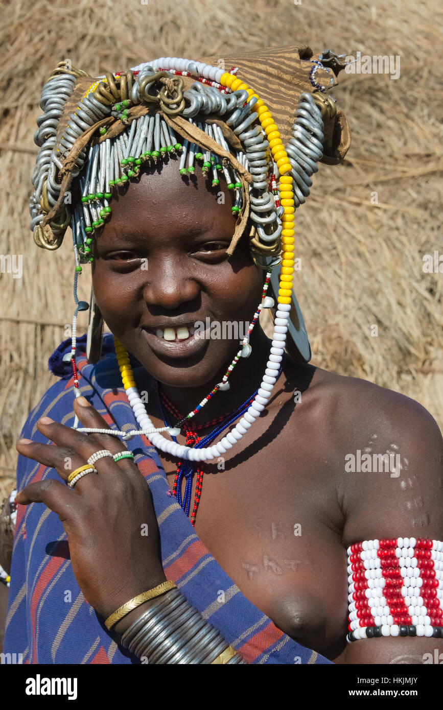 Mursi Stamm Menschen in traditioneller Kleidung, Mursi Dorf, Süd-Omo, Äthiopien Stockfoto