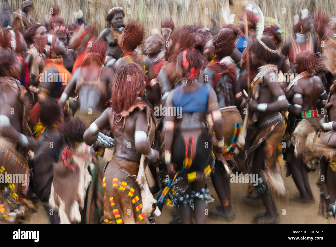 Evan Gadi (Hamer tanzen), Hamar Stamm Menschen tanzen bei Rindern springen, Süd-Omo, Äthiopien Stockfoto