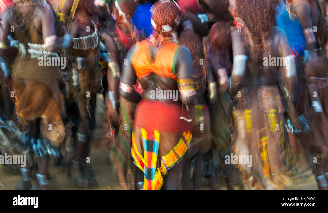 Evan Gadi (Hamer tanzen), Hamar Stamm Menschen tanzen bei Rindern springen, Süd-Omo, Äthiopien Stockfoto