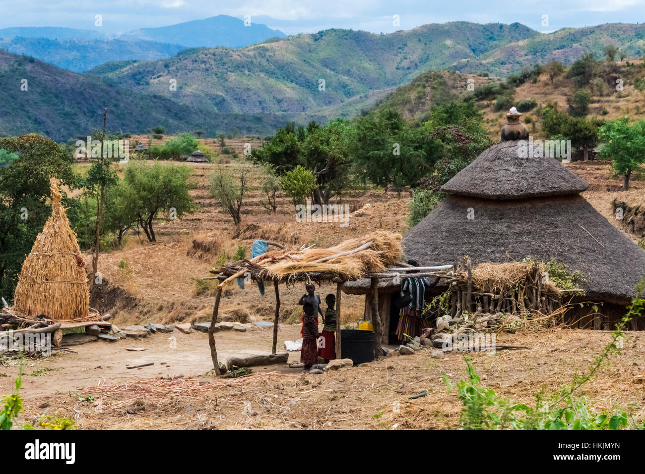 Häuser mit Reetdach in den Bergen, Konso Bereich, Äthiopien Stockfoto