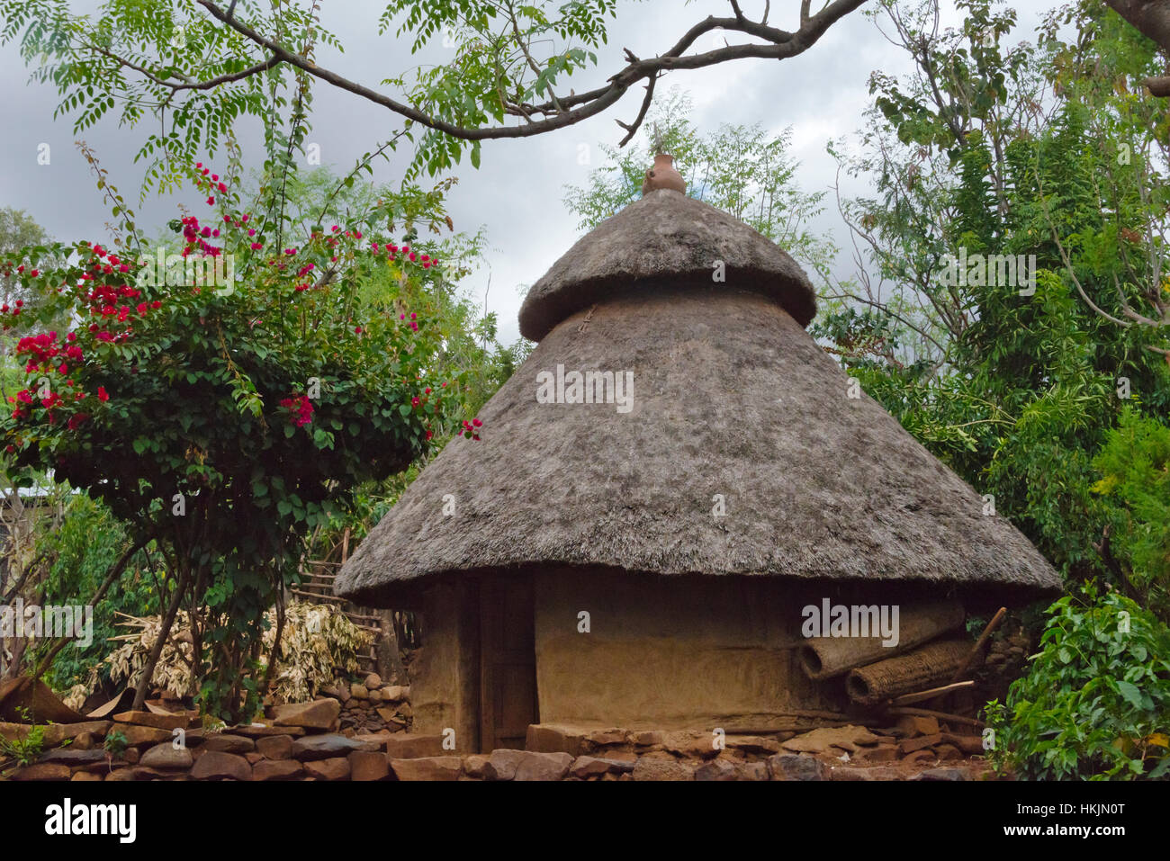Kulturlandschaft der Konso (UNESCO-Weltkulturerbe), traditionelles Dorfhaus mit Strohdach, Äthiopien Stockfoto
