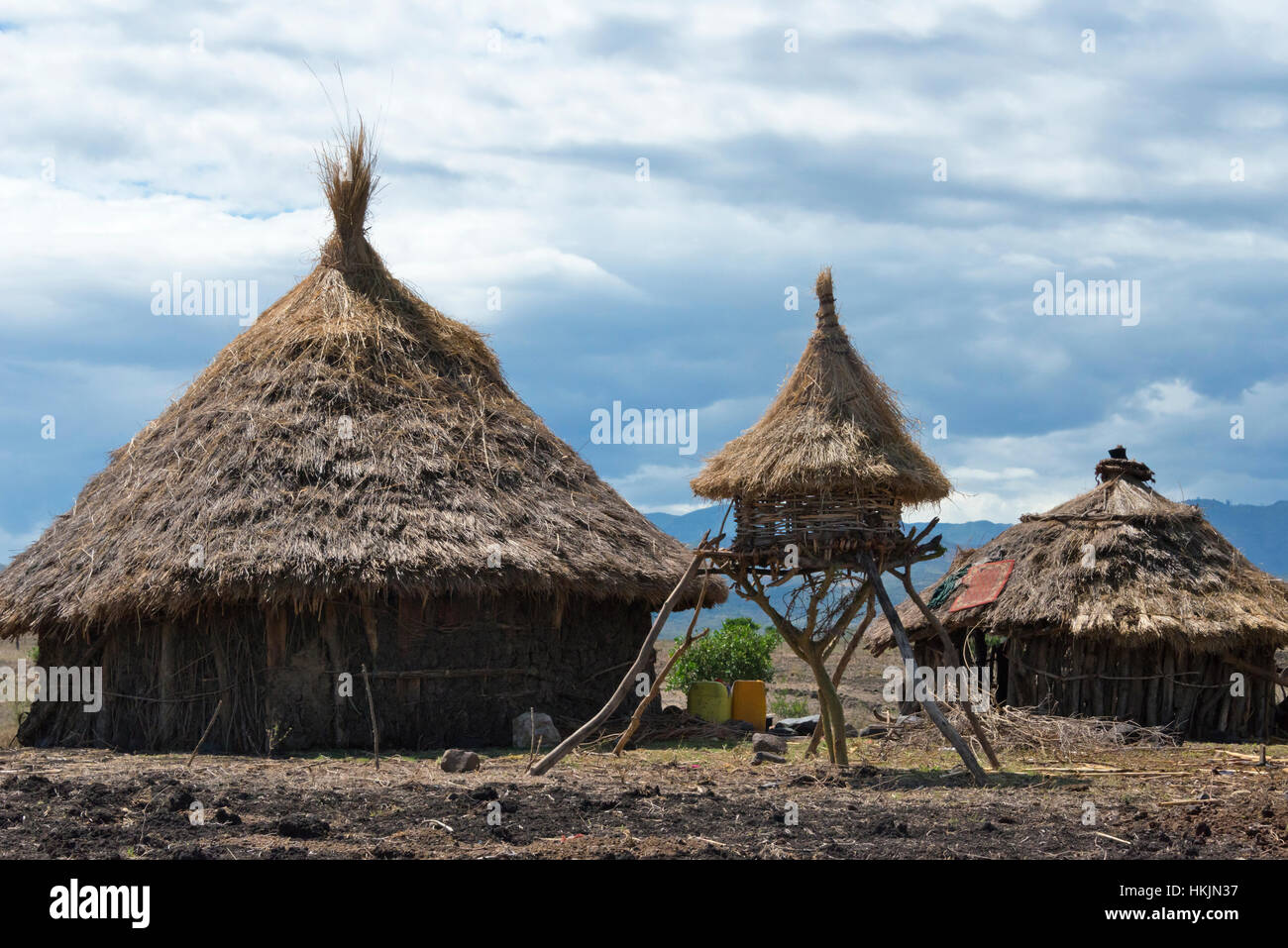 Traditionelle Häuser mit Strohdach und Hühnerkäfig in den Bergen, Konso, Äthiopien Stockfoto