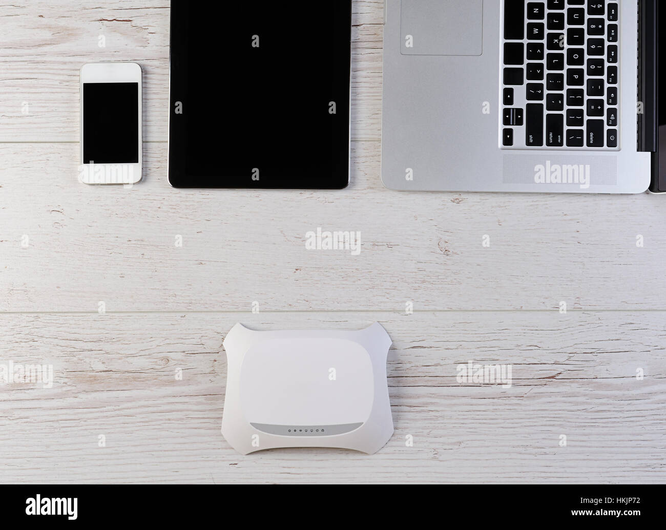 WiFi-Internet-Router-Modem anschließen, Laptop, Tablet und Smartphone auf Holz Stockfoto