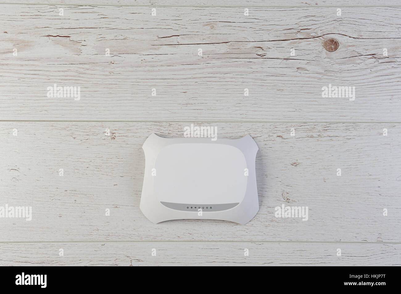weiße Wifi Router Modem auf Holztisch Stockfoto