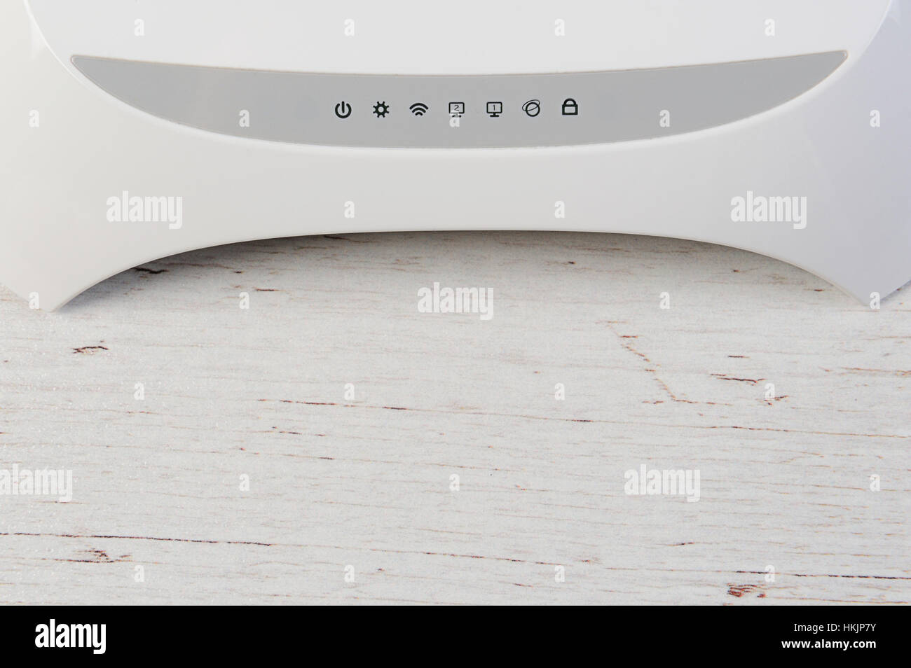 WLAN-Router mit Zeichen der Verbindung auf Tisch weiß Stockfoto