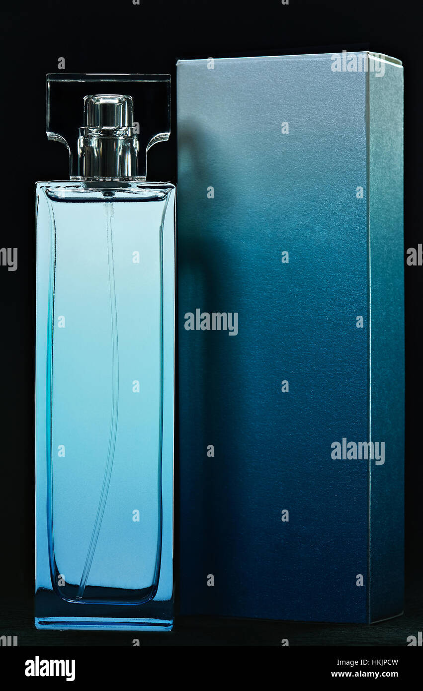 große blaue Parfüm-Flasche und Kasten isoliert auf schwarz Stockfoto