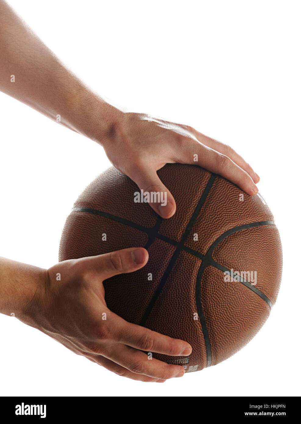 halten Sie Basketball Ball isoliert auf weißem Hintergrund Stockfoto
