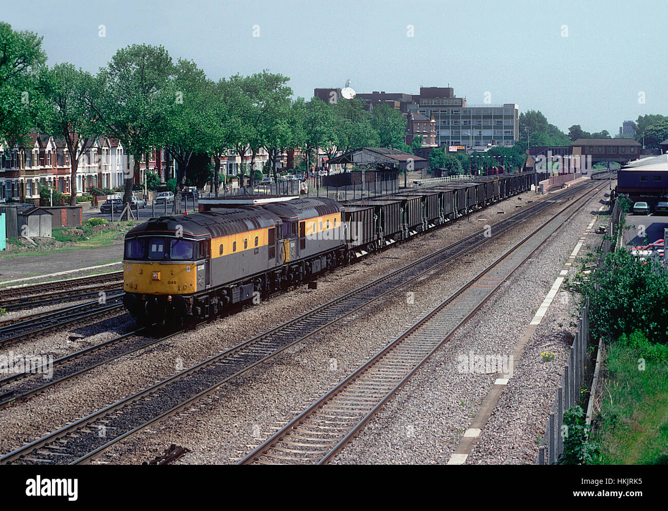 33046 und 33118 arbeiten einen Zug von Ballast mündet bei West Ealing. 20. Mai 1992. Stockfoto