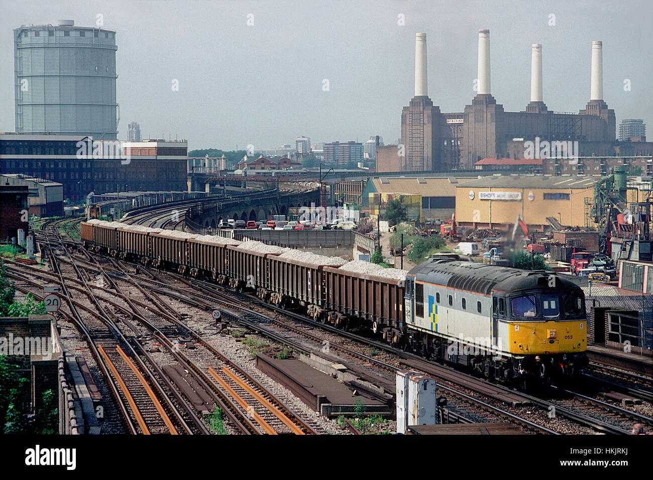 Ein Klasse 33 'Crompton"Lok arbeiten geladen Ballast Zug an der Fabrik Junction/Wandsworth Road. 16. Juli 1992. Stockfoto