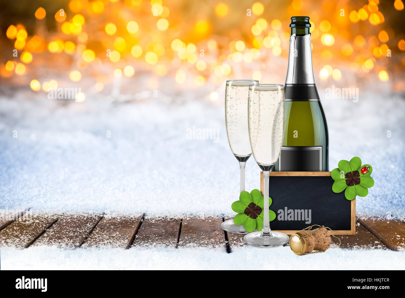 Silvester Flasche Champagner Glaser Und Leeren Schiefer Tafel Kreidetafel Holzrahmen Dekoriert Mit Vier Blatt Klee Und Marienkafer Schnee Bokeh Zuruck Stockfotografie Alamy