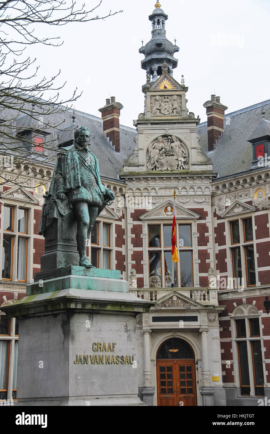 University Hall der Universität Utrecht und Statue von Graf (Graaf) Jan van Nassau in Utrecht, Niederlande Stockfoto