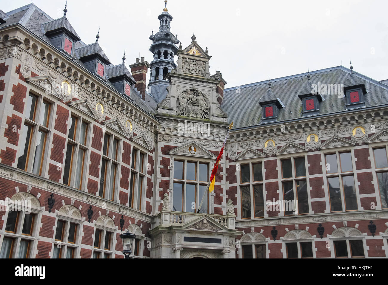 University Hall der Universität Utrecht und Statue von Graf (Graaf) Jan van Nassau in Domplatz, Niederlande Stockfoto