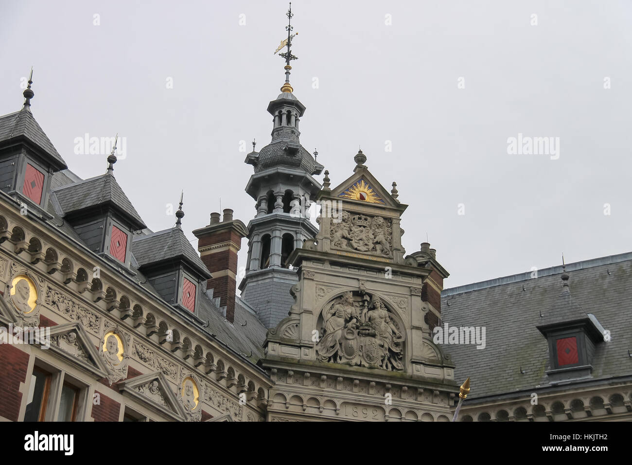 University Hall der Universität Utrecht und Statue von Graf (Graaf) Jan van Nassau in Domplatz, Niederlande Stockfoto