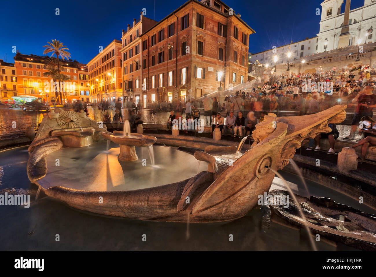 Touristen sitzen auf der spanischen Treppe an Brunnen, Piazza di Spagna, Rom, Italien Stockfoto