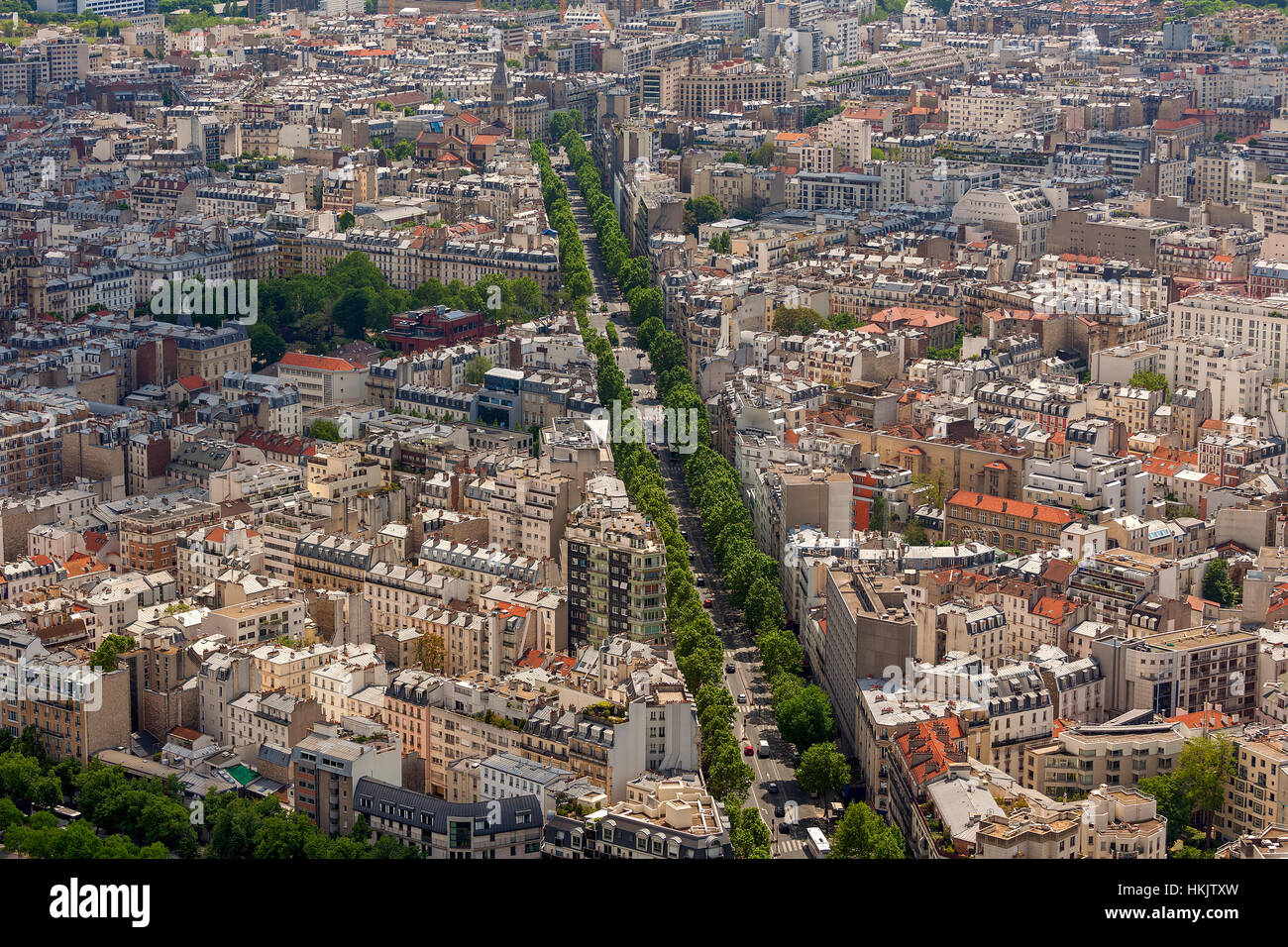 Gebäude, Straßen und Boulevards in Paris, Frankreich von oben gesehen. Stockfoto