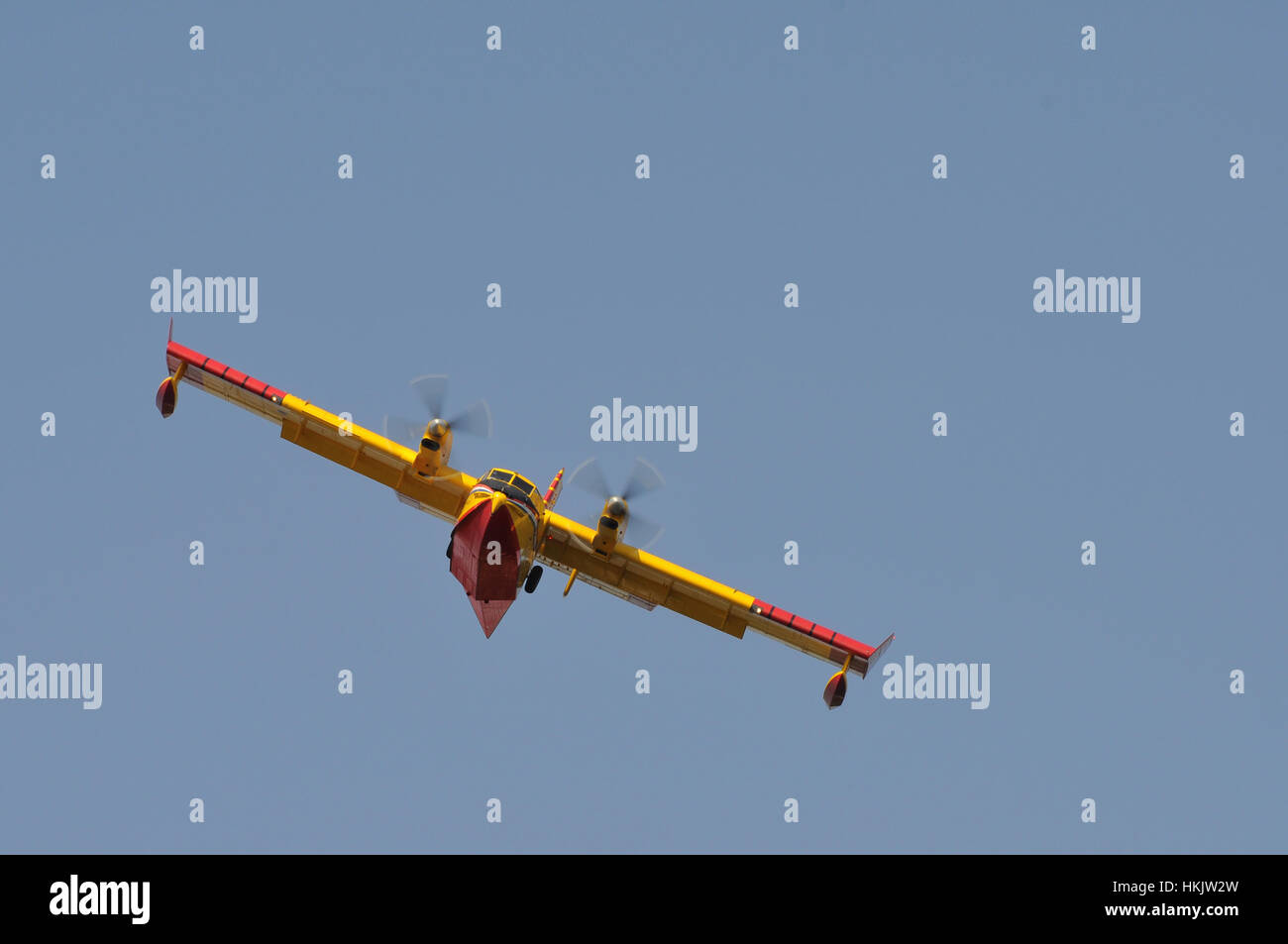 Canadair Flugzeug Wasser Bomber, Turbo Prop Feuerwehr Flugzeug in Aktion, erschossen von vorne und unten, Schuss aus nach vorne unten, Flugzeuge im rechten Ufer Stockfoto