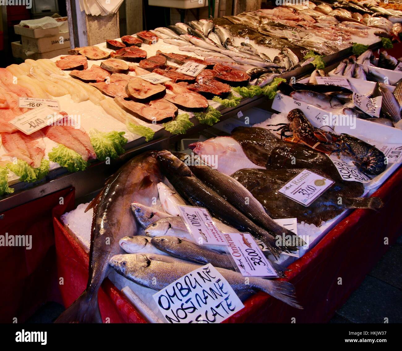 Am frühen Morgen an einem Fisch stand auf dem Rialtomarkt in Venedig Italien Stockfoto